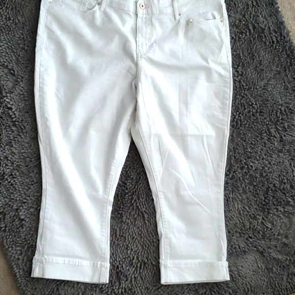 🆕️ NWOT Levis Signature Capris Size 20 Plus - Picture 2 of 8
